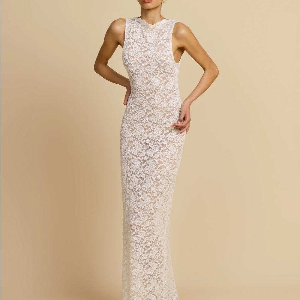 Chic Sleeveless Lace Wedding Dress